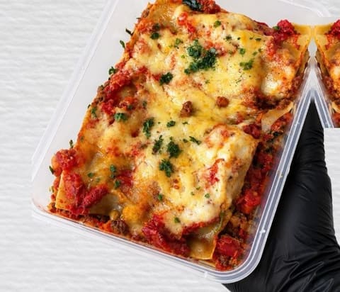 Lasaña boloñesa con salsa mixta